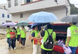 风雨无阻献真情，绿舟志愿者温暖传递