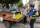 城管执法部门整治市场周边流动摊贩、占道经营等市容乱象