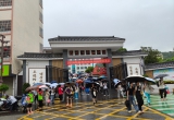 风雨坚守护学岗！平山镇巾帼志愿者雨中守护平安求学路
