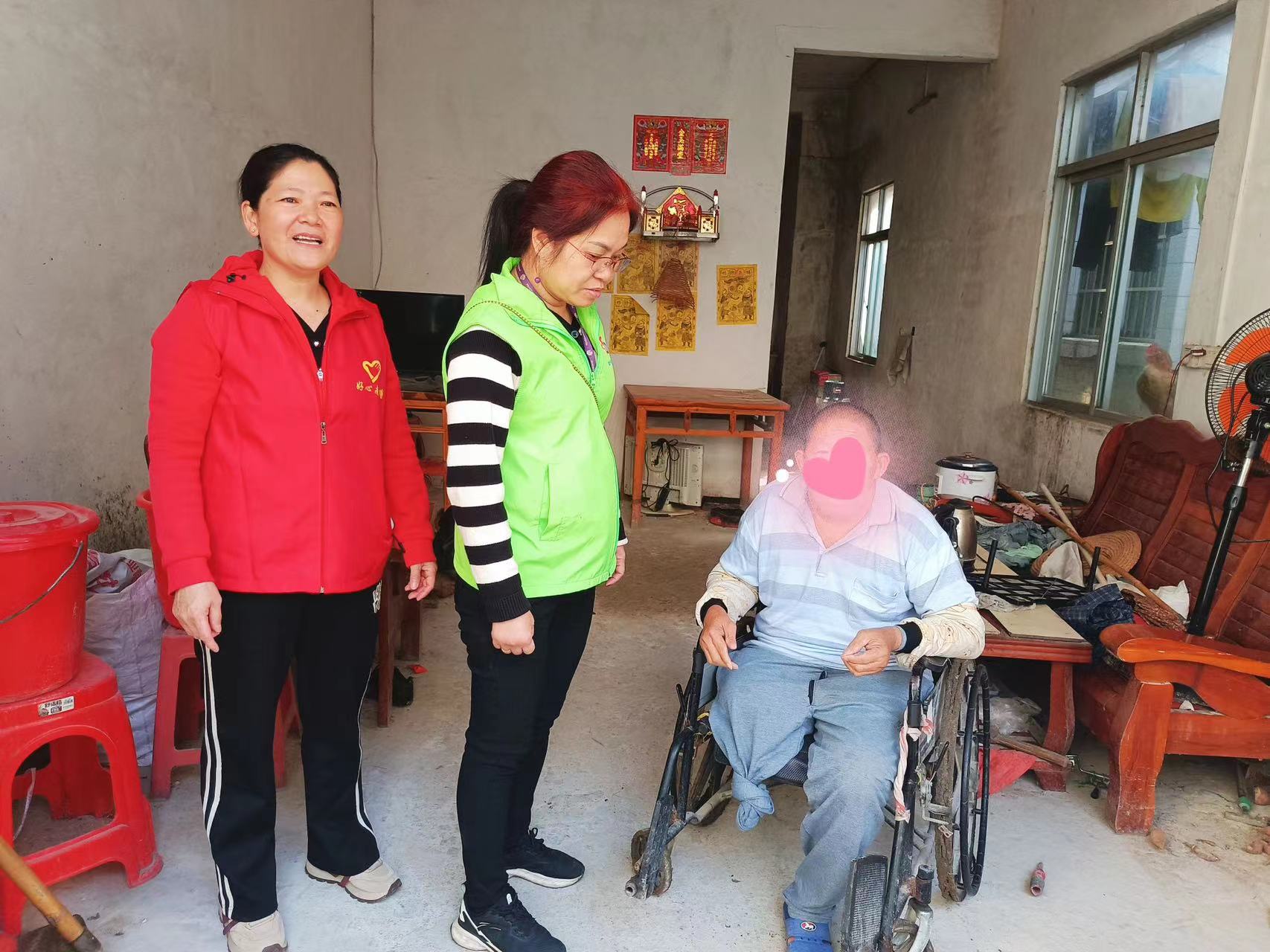 高州市巾帼志愿者协会宣传部开展“迎新春，送温暖，献爱心”志愿服务活动-4.jpg