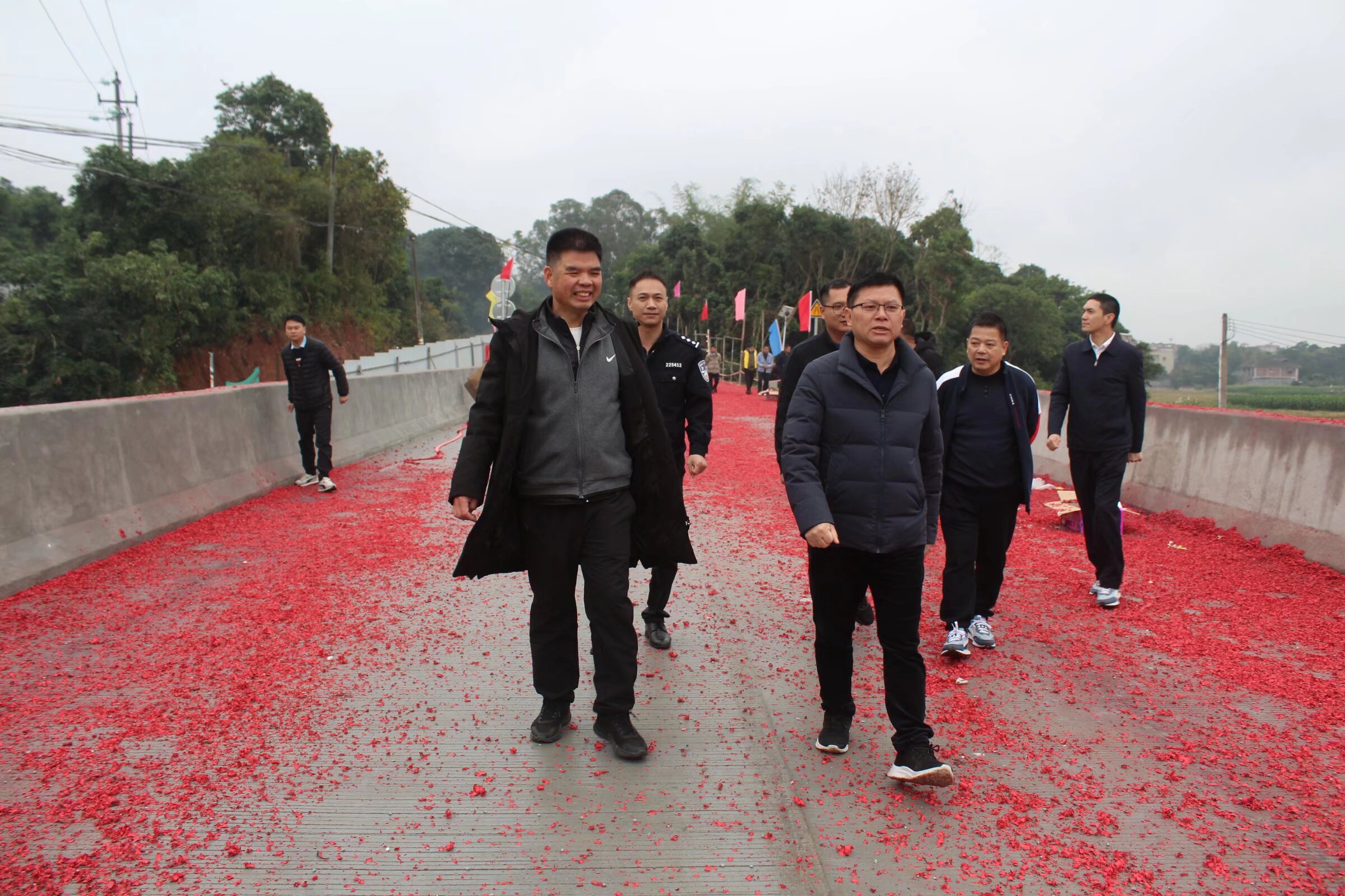 罗曾书记宣布下底琅新桥通车的同时，群众的掌声和欢呼声以及喜兴鞭炮声响声一片，群众的幸福感满满的！感恩政府！令群众有个开心、安全、宽畅愉快的出行环境-19.jpg