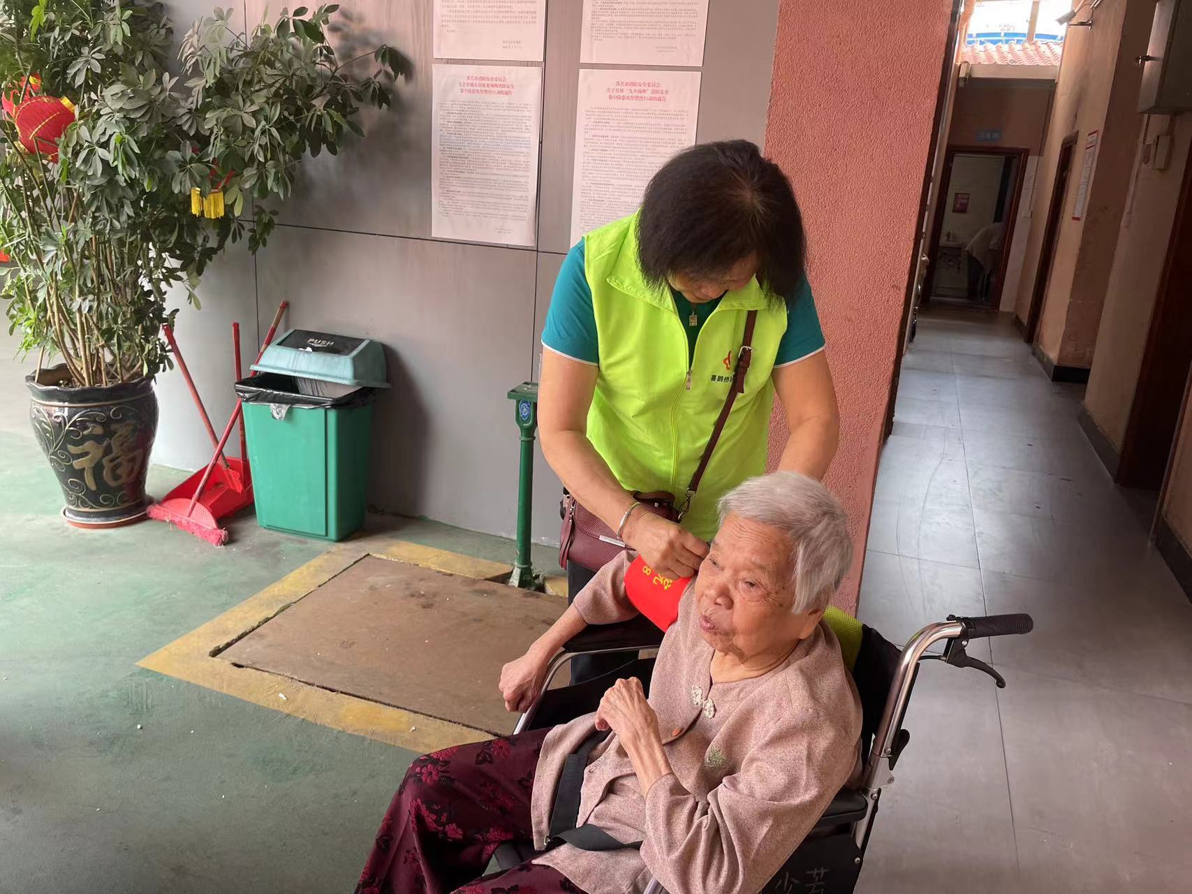 高州市巾帼志愿者协会宣传部联合喜鹊桥志愿队携手高州市北街颐养院开展“爱驻夕阳，关爱老人”志愿服务活动-2.jpg