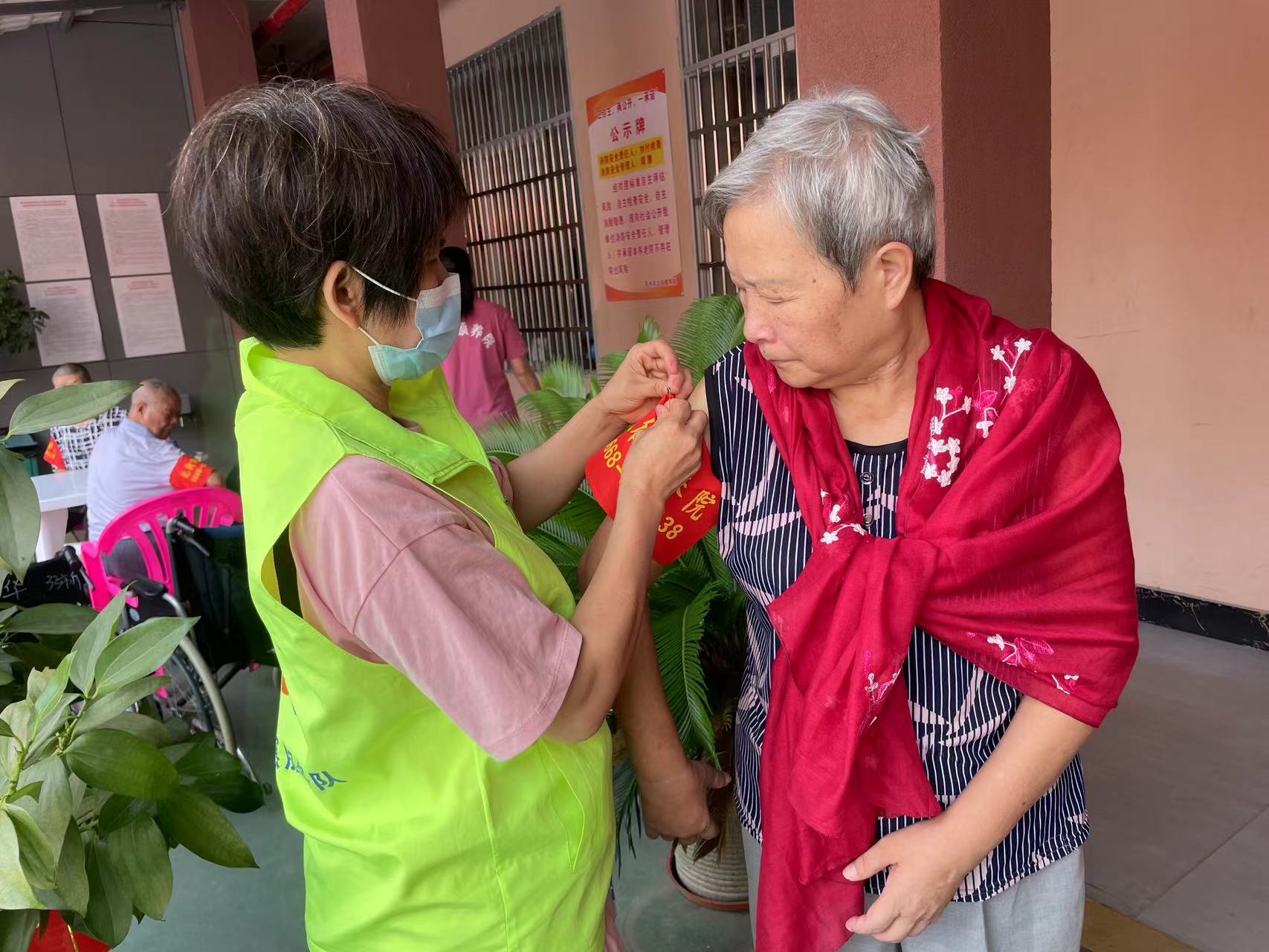 高州市巾帼志愿者协会宣传部联合喜鹊桥志愿队携手高州市北街颐养院开展“爱驻夕阳，关爱老人”志愿服务活动-1.jpg
