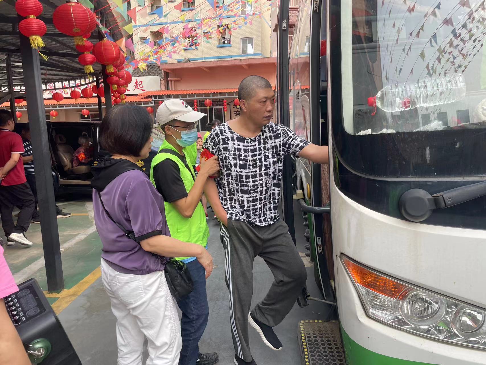 高州市巾帼志愿者协会宣传部联合喜鹊桥志愿队携手高州市北街颐养院开展“爱驻夕阳，关爱老人”志愿服务活动-3.jpg