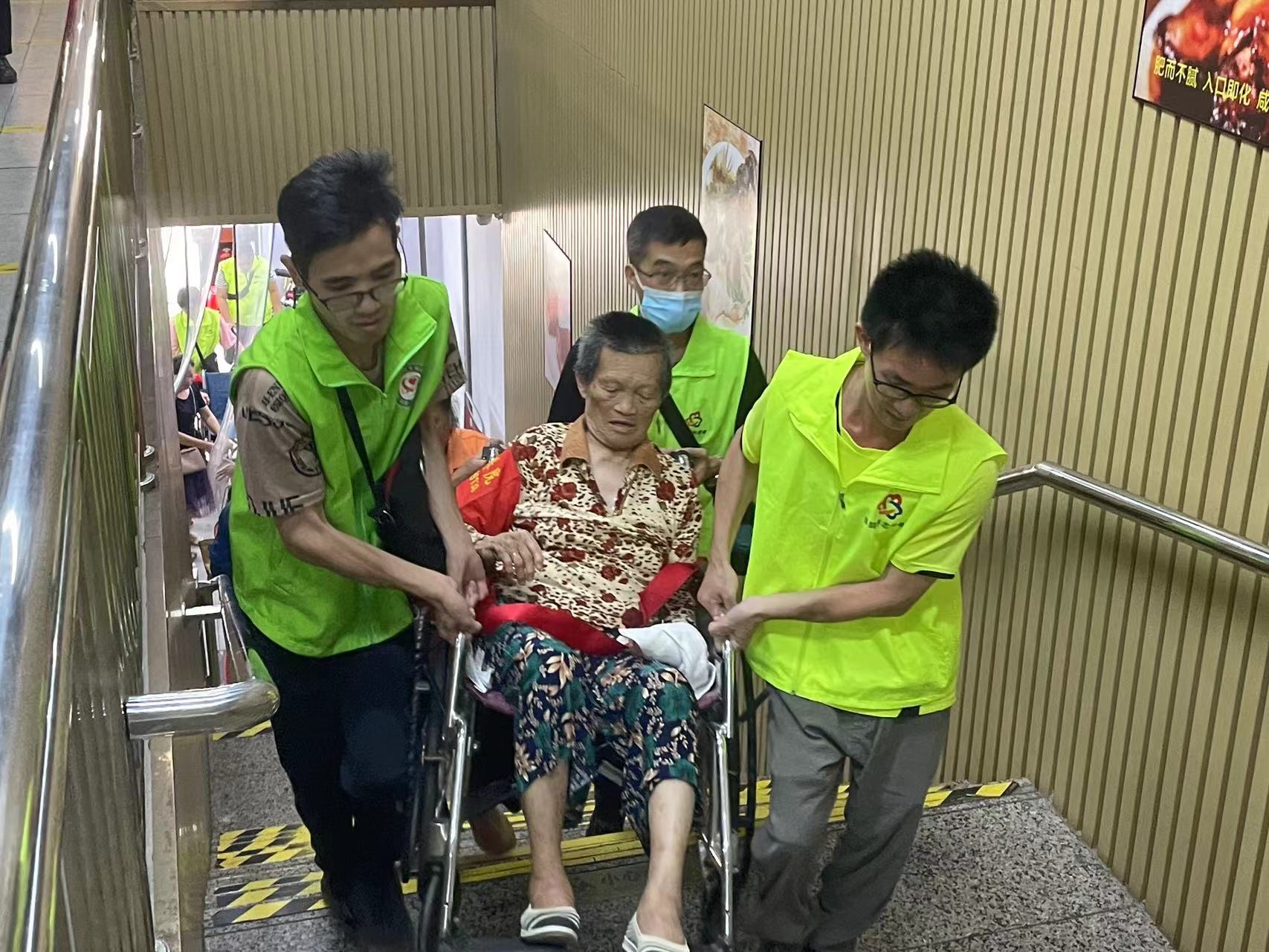 高州市巾帼志愿者协会宣传部联合喜鹊桥志愿队携手高州市北街颐养院开展“爱驻夕阳，关爱老人”志愿服务活动-6.jpg