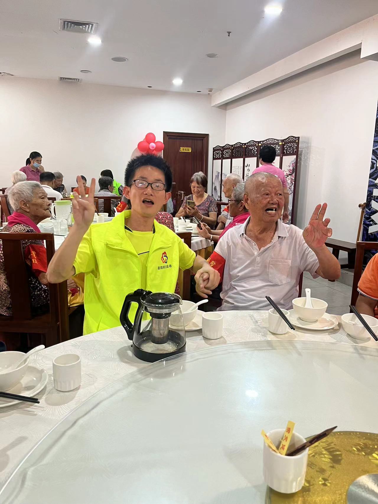高州市巾帼志愿者协会宣传部联合喜鹊桥志愿队携手高州市北街颐养院开展“爱驻夕阳，关爱老人”志愿服务活动-11.jpg