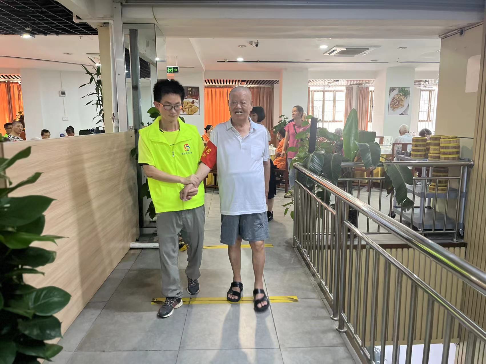 高州市巾帼志愿者协会宣传部联合喜鹊桥志愿队携手高州市北街颐养院开展“爱驻夕阳，关爱老人”志愿服务活动-13.jpg