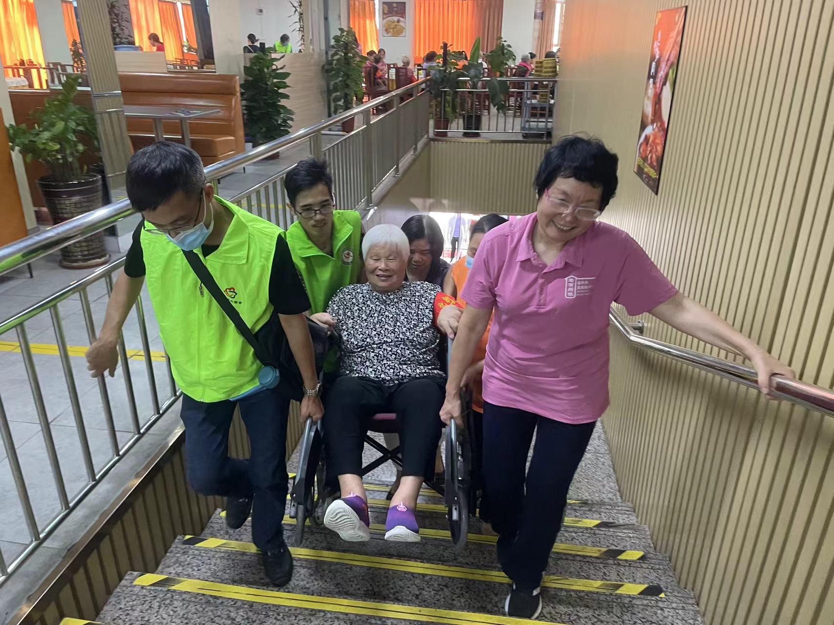 高州市巾帼志愿者协会宣传部联合喜鹊桥志愿队携手高州市北街颐养院开展“爱驻夕阳，关爱老人”志愿服务活动-7.jpg