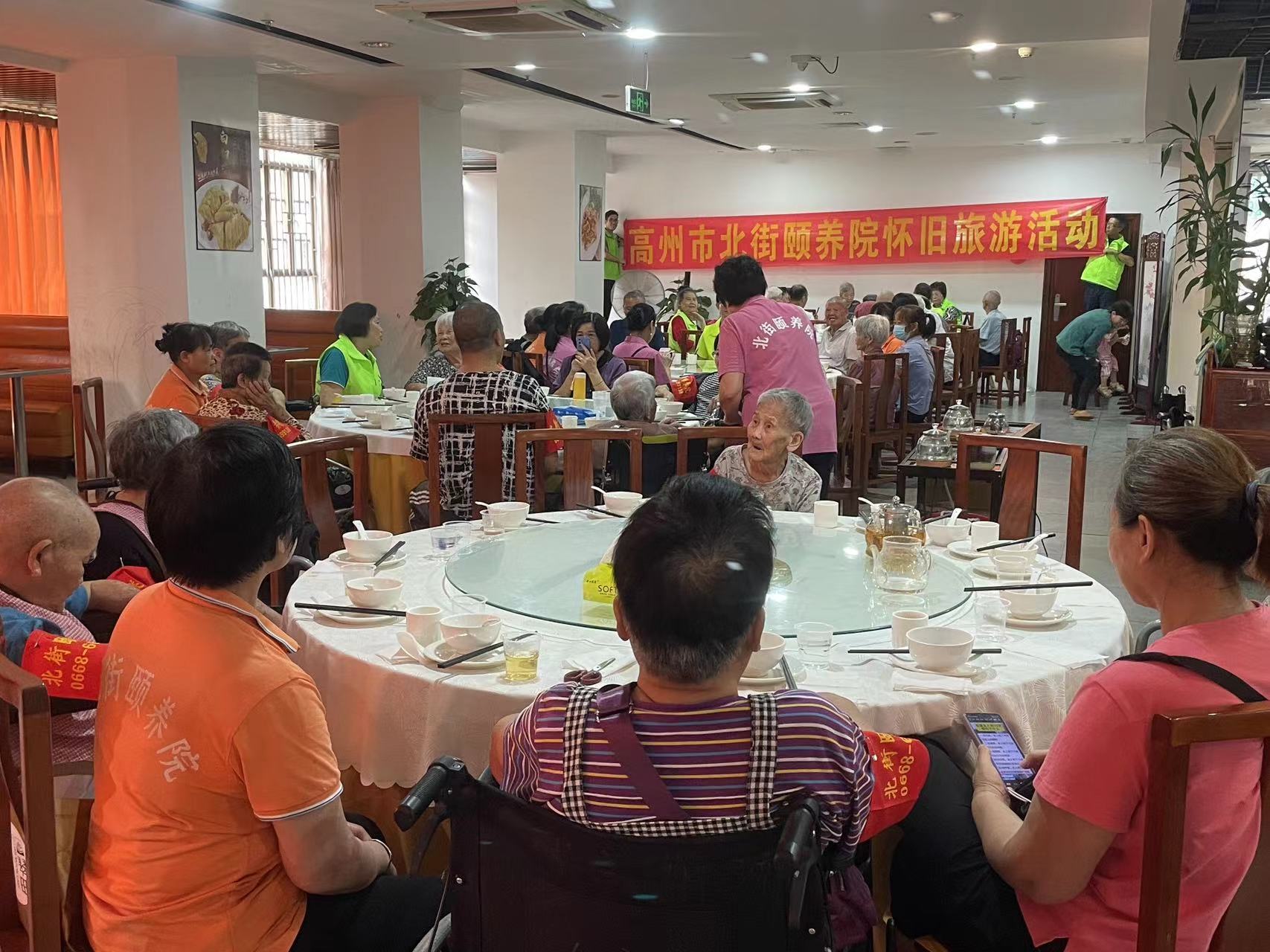 高州市巾帼志愿者协会宣传部联合喜鹊桥志愿队携手高州市北街颐养院开展“爱驻夕阳，关爱老人”志愿服务活动-10.jpg