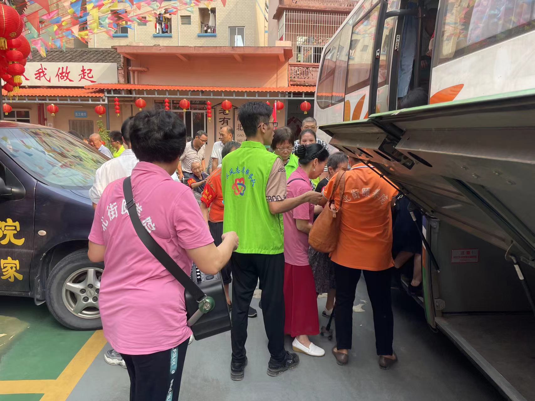 高州市巾帼志愿者协会宣传部联合喜鹊桥志愿队携手高州市北街颐养院开展“爱驻夕阳，关爱老人”志愿服务活动-4.jpg