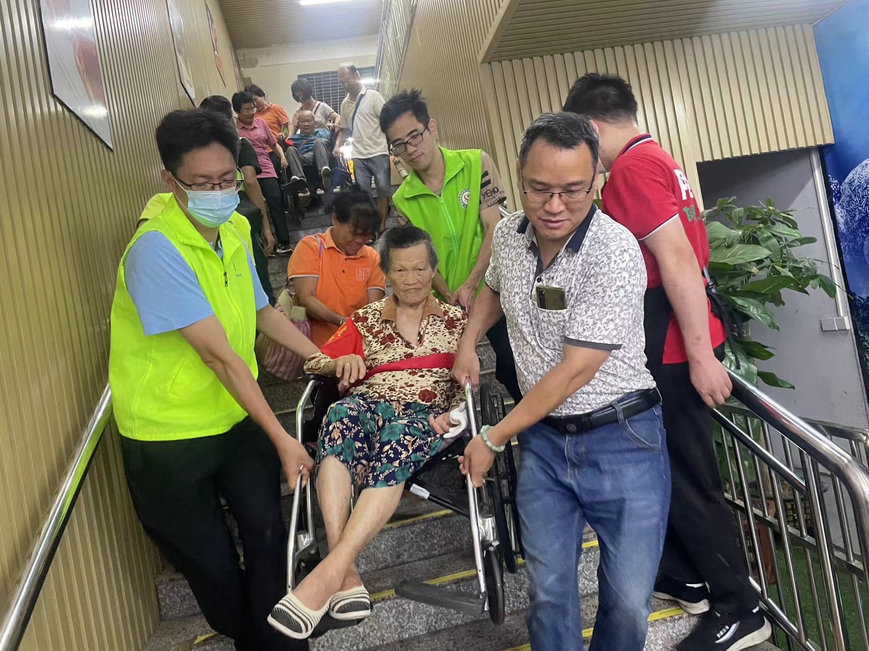 高州市巾帼志愿者协会宣传部联合喜鹊桥志愿队携手高州市北街颐养院开展“爱驻夕阳，关爱老人”志愿服务活动-8.jpg