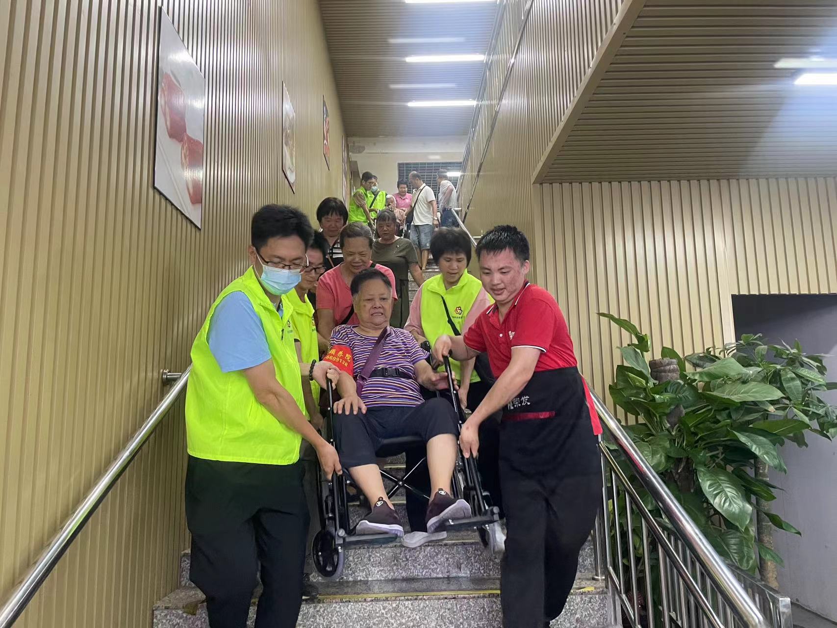 高州市巾帼志愿者协会宣传部联合喜鹊桥志愿队携手高州市北街颐养院开展“爱驻夕阳，关爱老人”志愿服务活动-9.jpg