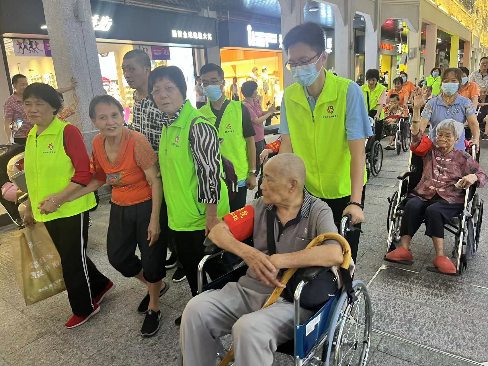 高州市巾帼志愿者协会宣传部联合喜鹊桥志愿队携手高州市北街颐养院开展“爱驻夕阳，关爱老人”志愿服务活动-17.jpg
