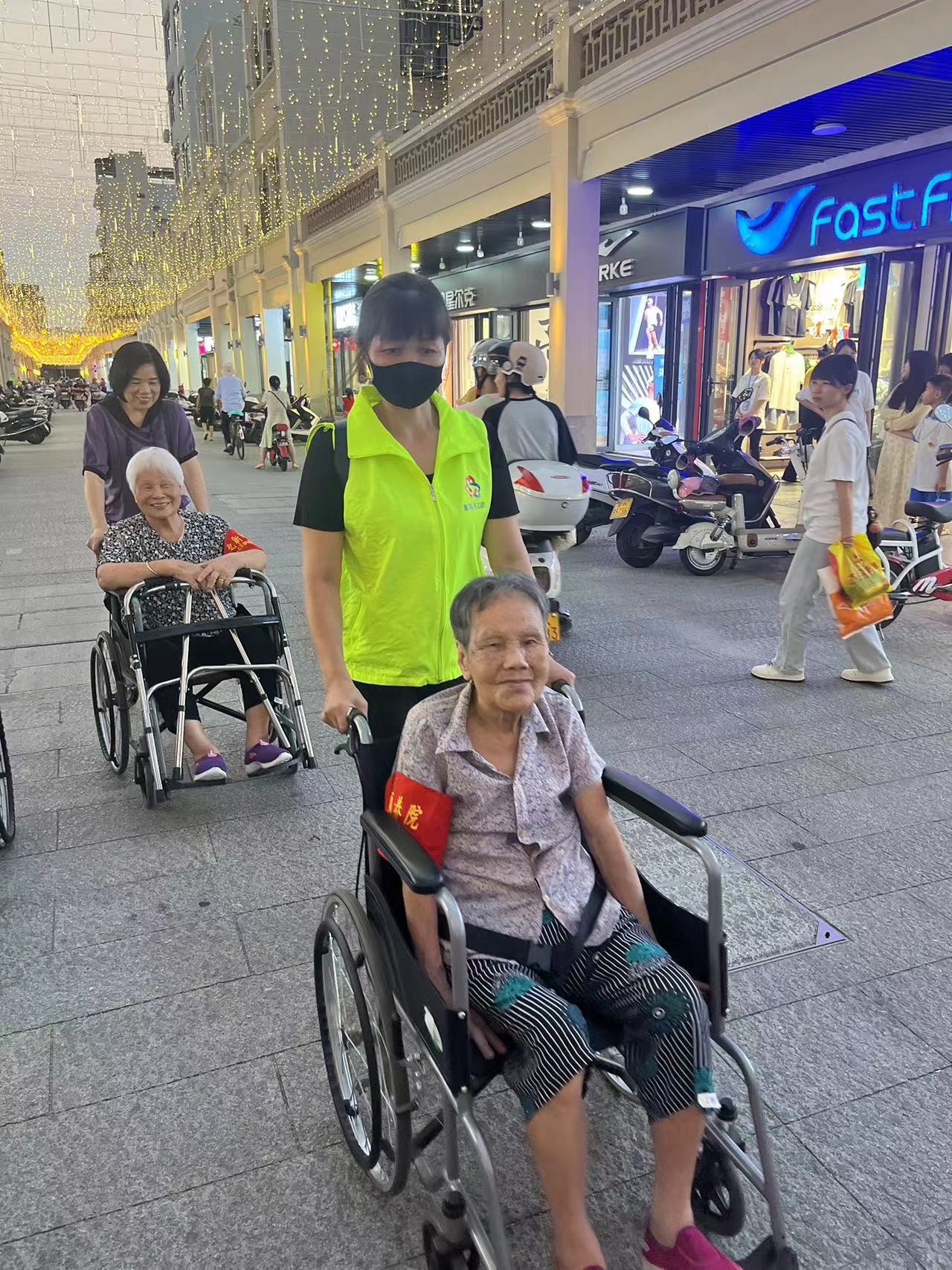 高州市巾帼志愿者协会宣传部联合喜鹊桥志愿队携手高州市北街颐养院开展“爱驻夕阳，关爱老人”志愿服务活动-19.jpg