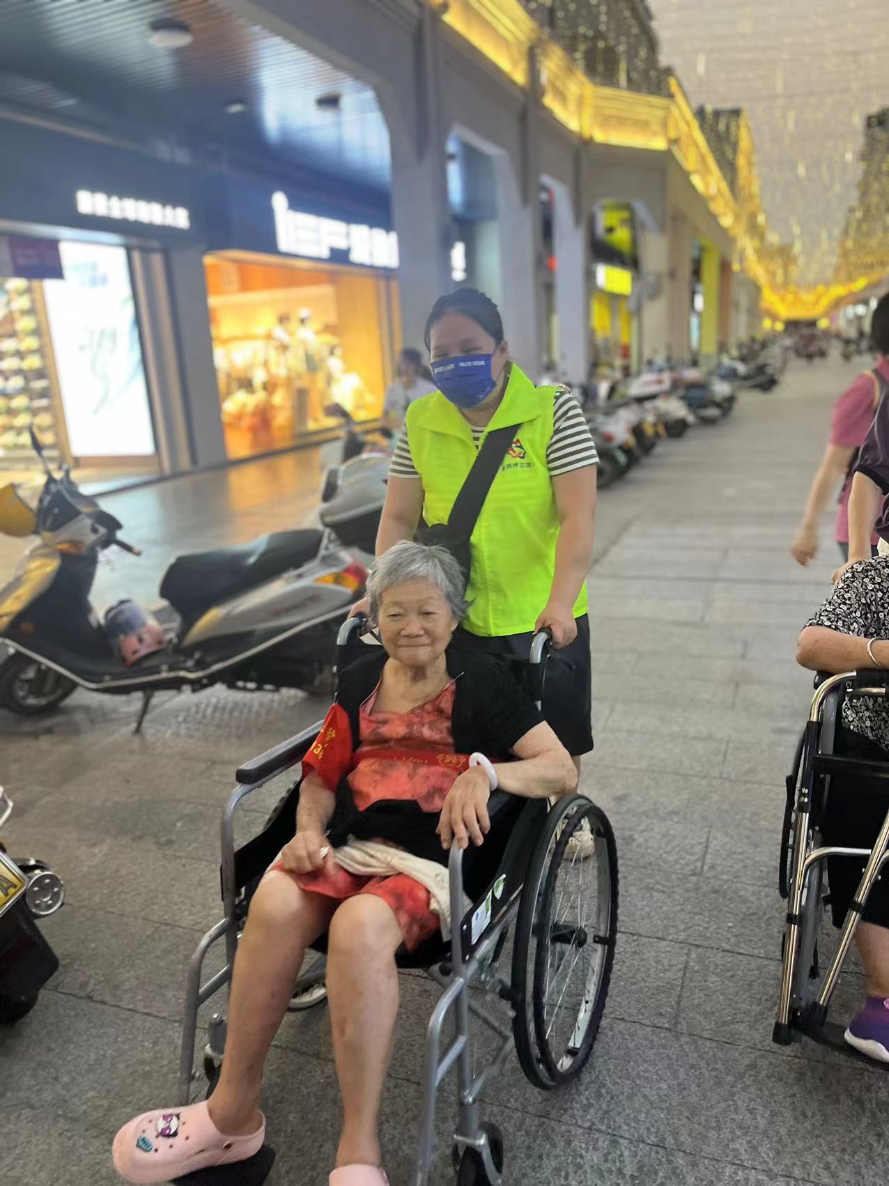 高州市巾帼志愿者协会宣传部联合喜鹊桥志愿队携手高州市北街颐养院开展“爱驻夕阳，关爱老人”志愿服务活动-18.jpg