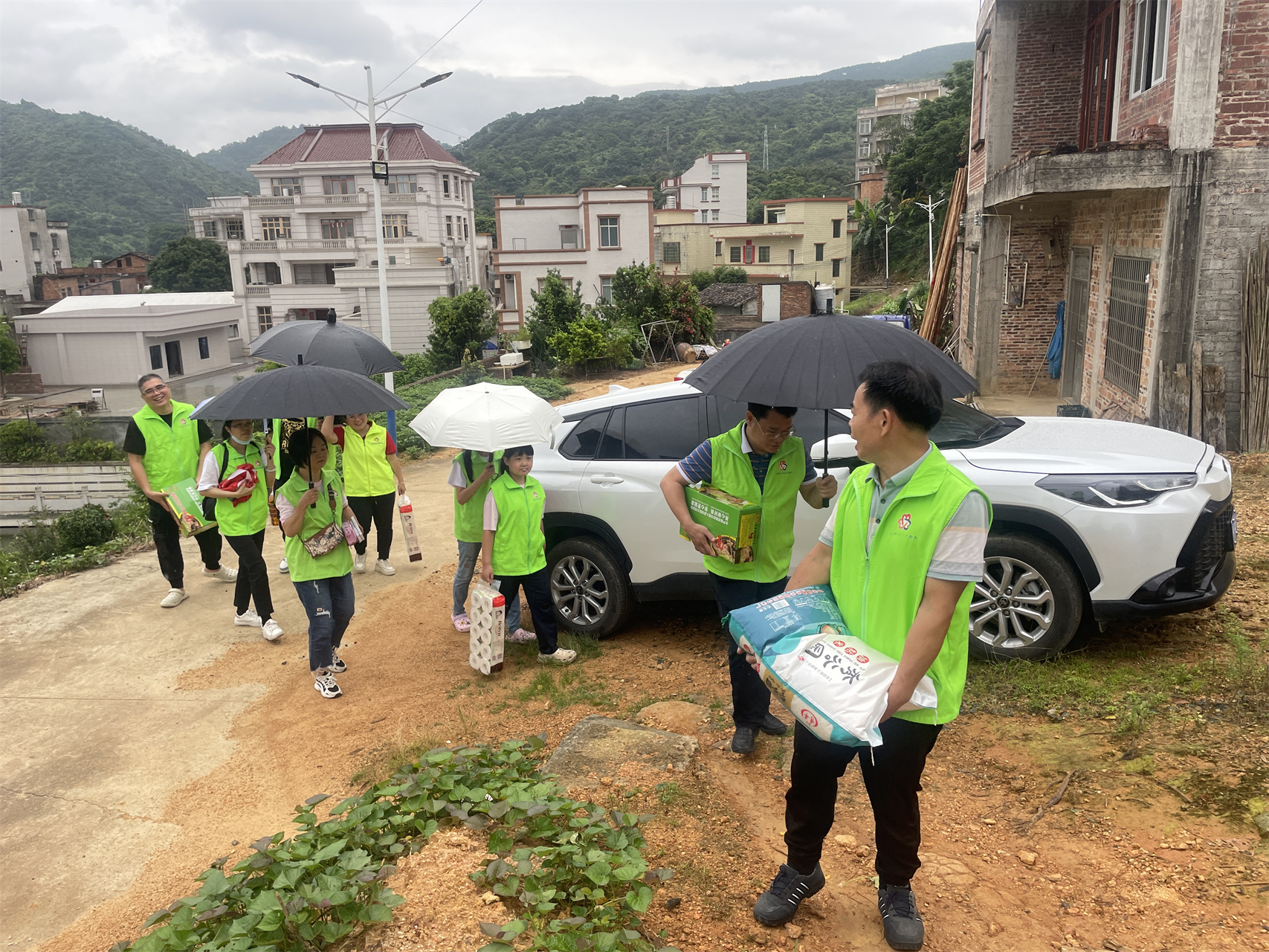 高州市巾帼志愿者协会宣传部开展“心手相牵 快乐成长”关爱困境儿童志愿活动-4.jpg