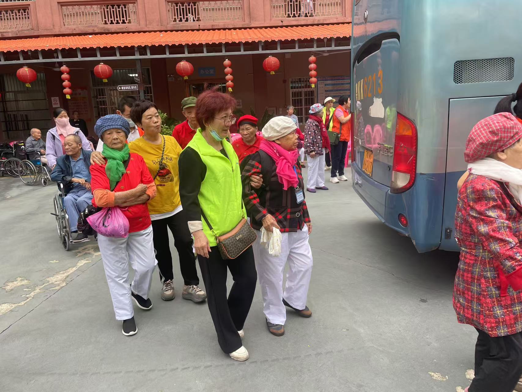 30多名老人喜看“百千万工程”成果-4.jpg