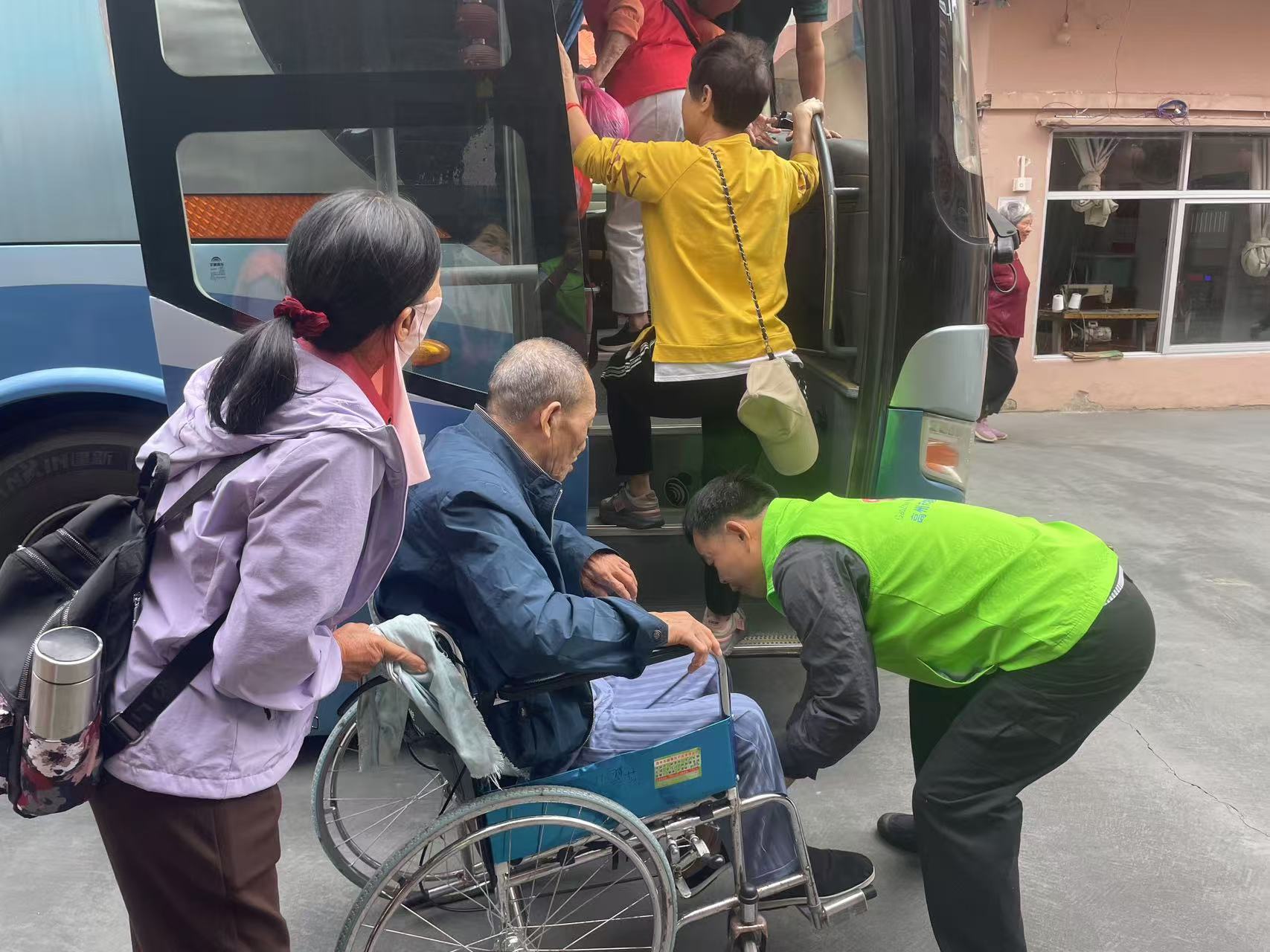 30多名老人喜看“百千万工程”成果-6.jpg
