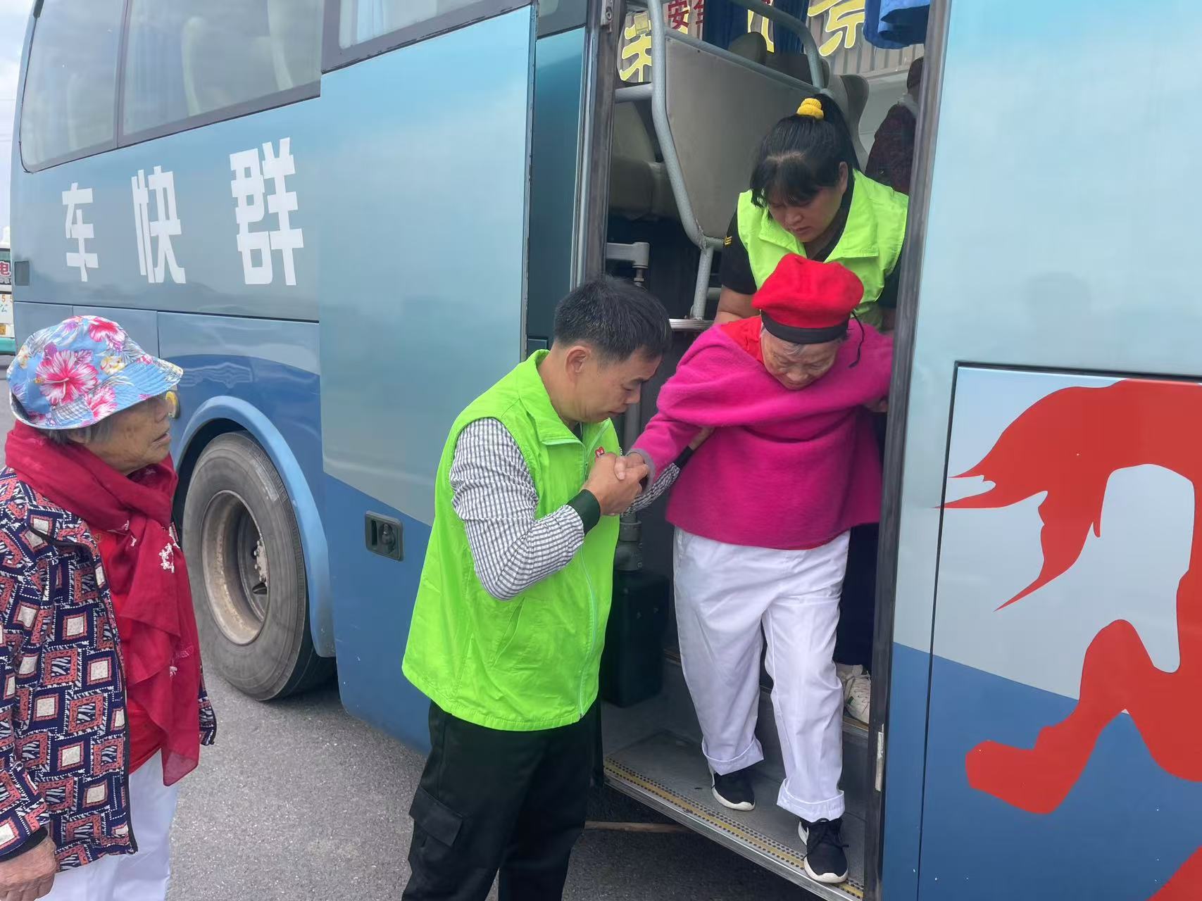 30多名老人喜看“百千万工程”成果-12.jpg