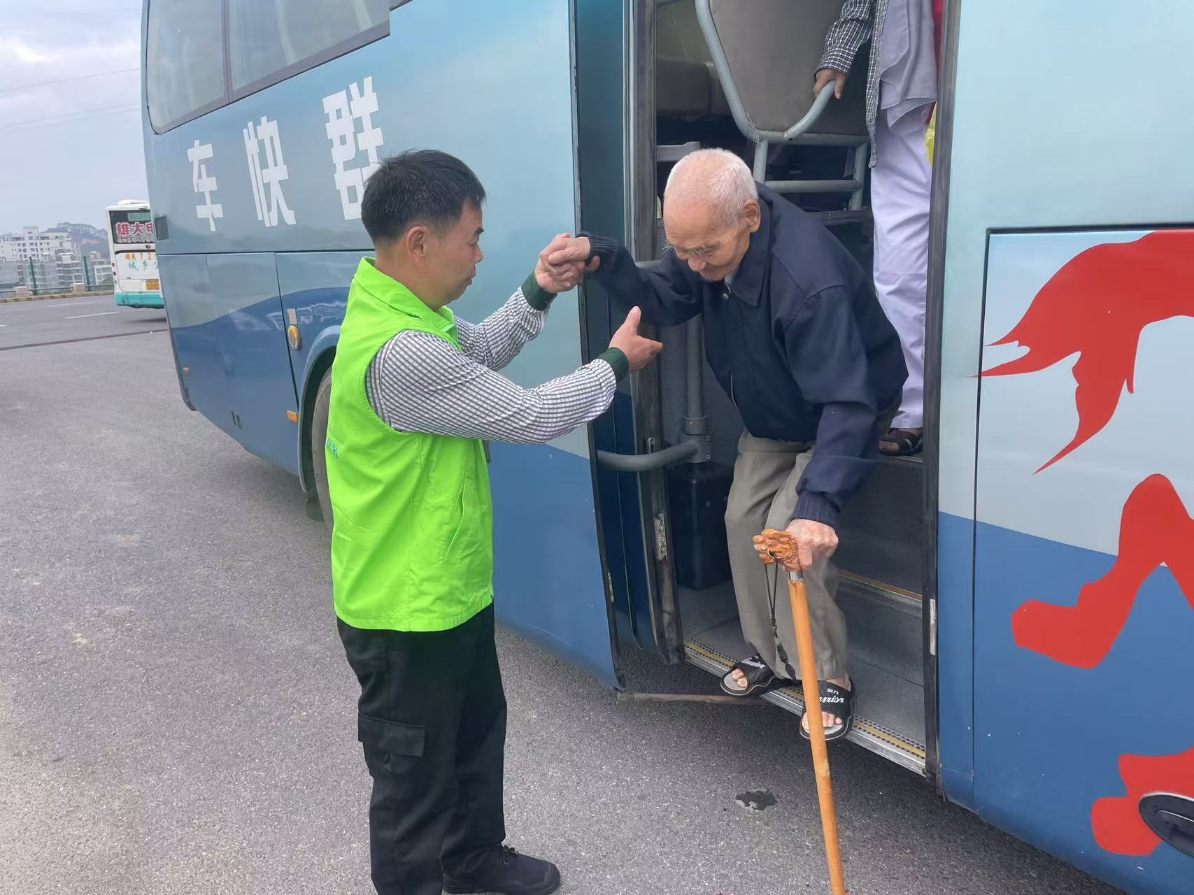 30多名老人喜看“百千万工程”成果-11.jpg