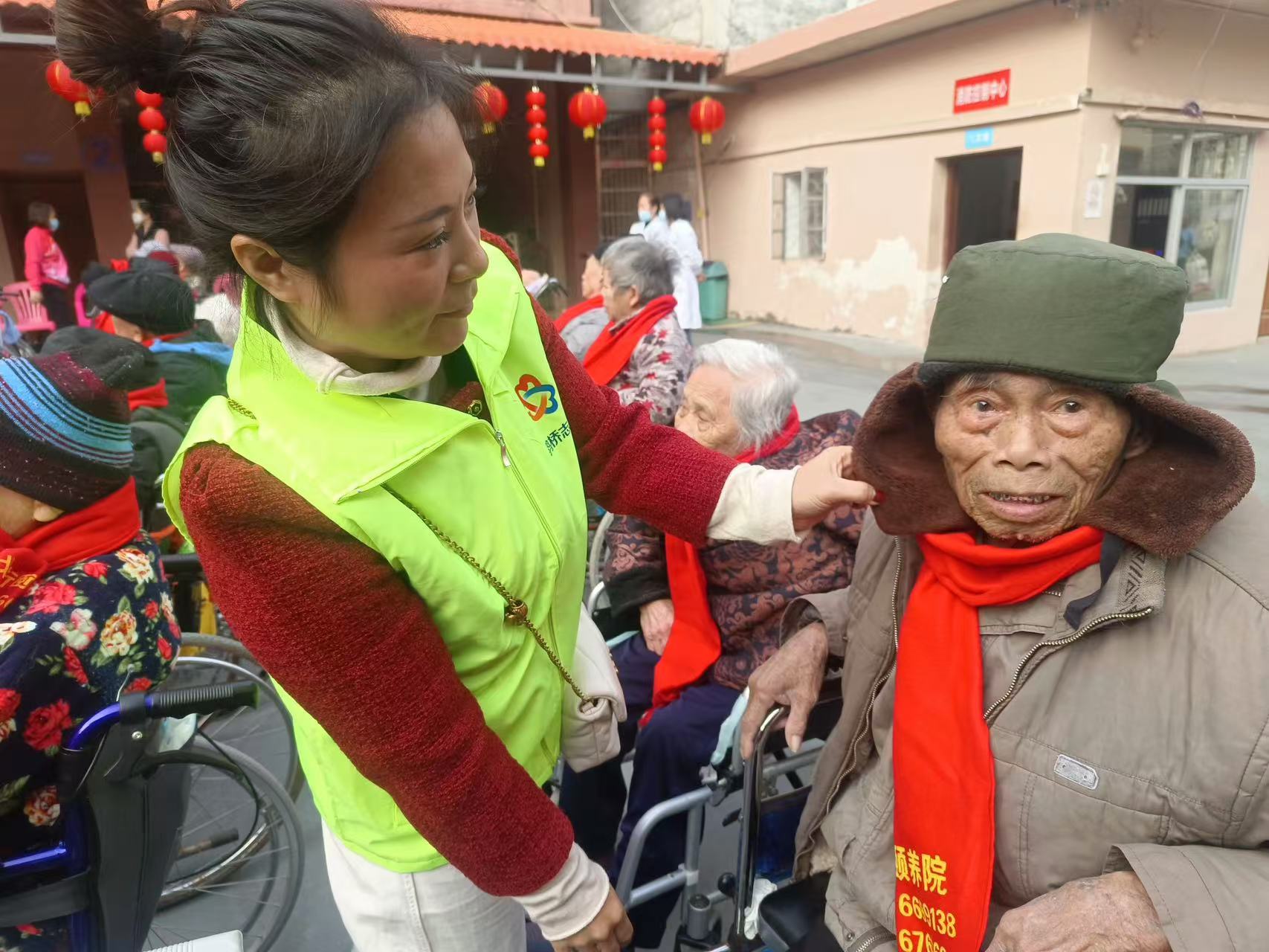 高州市巾帼志愿者协会宣传部联合喜鹊桥志愿服务总队携手北街颐养院开展老少同乐“庆元旦 迎新年”文艺活动-13.jpg