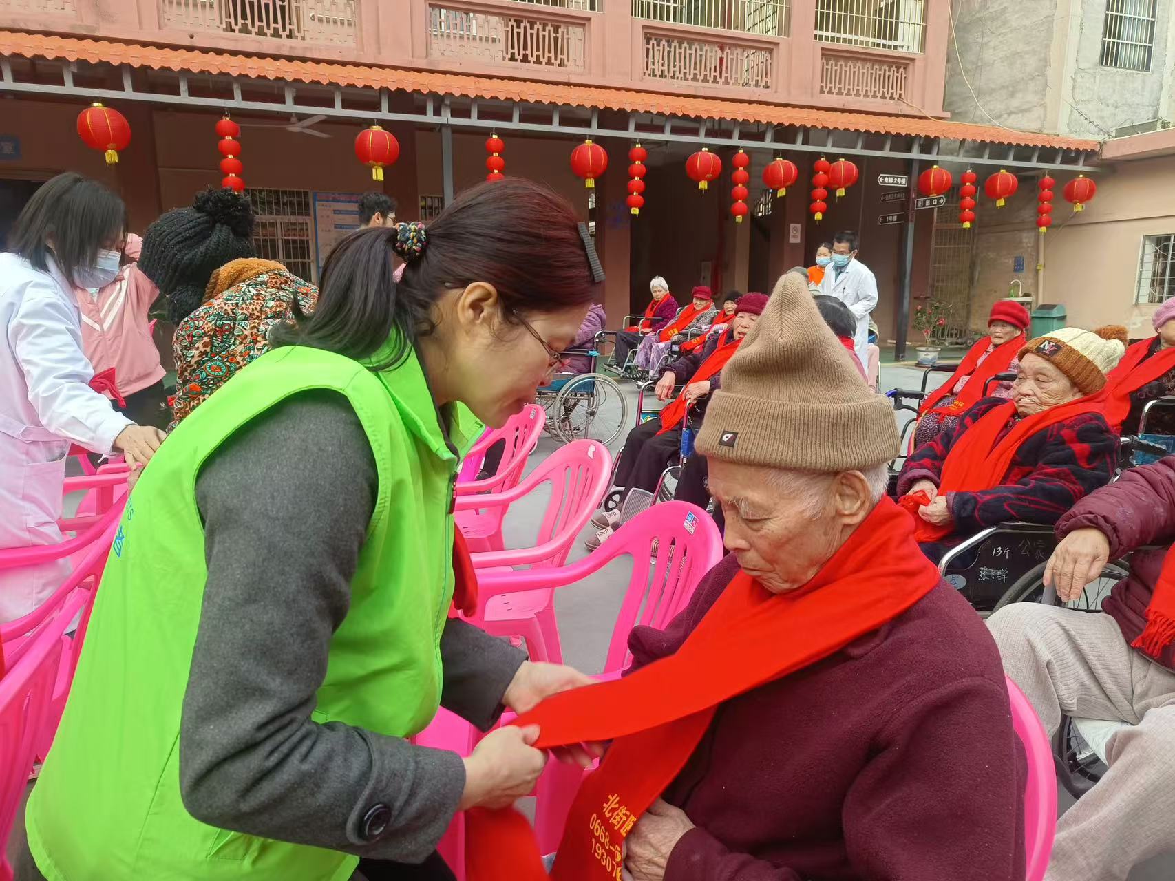 高州市巾帼志愿者协会宣传部联合喜鹊桥志愿服务总队携手北街颐养院开展老少同乐“庆元旦 迎新年”文艺活动-12.jpg