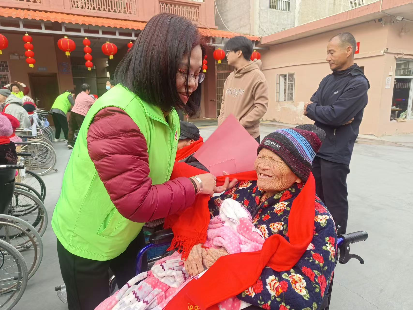 高州市巾帼志愿者协会宣传部联合喜鹊桥志愿服务总队携手北街颐养院开展老少同乐“庆元旦 迎新年”文艺活动-11.jpg
