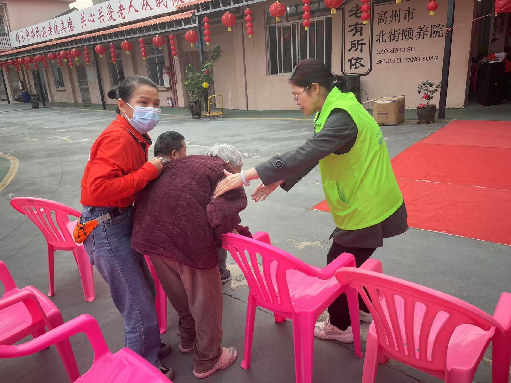 高州市巾帼志愿者协会宣传部联合喜鹊桥志愿服务总队携手北街颐养院开展老少同乐“庆元旦 迎新年”文艺活动-6.jpg