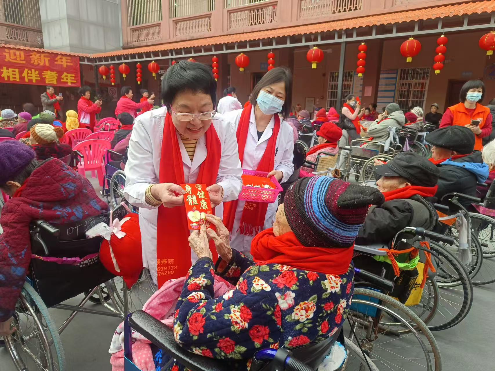高州市巾帼志愿者协会宣传部联合喜鹊桥志愿服务总队携手北街颐养院开展老少同乐“庆元旦 迎新年”文艺活动-15.jpg