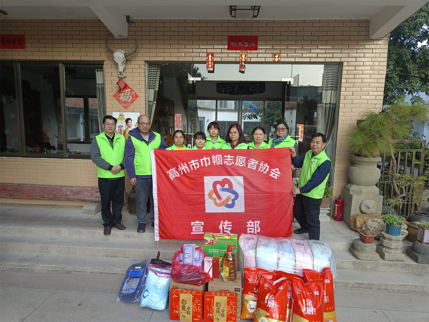 高州市巾帼志愿者协会宣传部开展“寒冬走访送温暖，新春慰问暖人心”春节前慰问困难学生家庭的志愿者服务活动-1.jpg