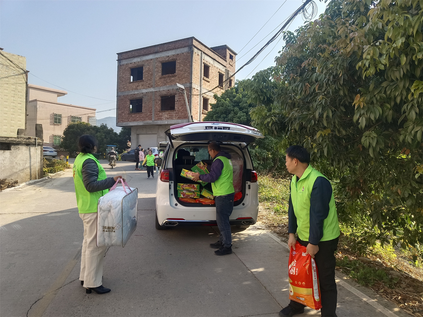 高州市巾帼志愿者协会宣传部开展“寒冬走访送温暖，新春慰问暖人心”春节前慰问困难学生家庭的志愿者服务活动-3.jpg