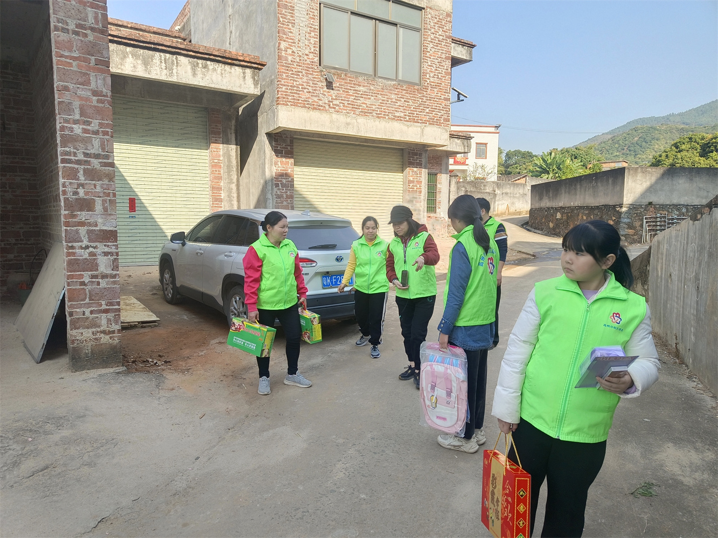 高州市巾帼志愿者协会宣传部开展“寒冬走访送温暖，新春慰问暖人心”春节前慰问困难学生家庭的志愿者服务活动-4.jpg