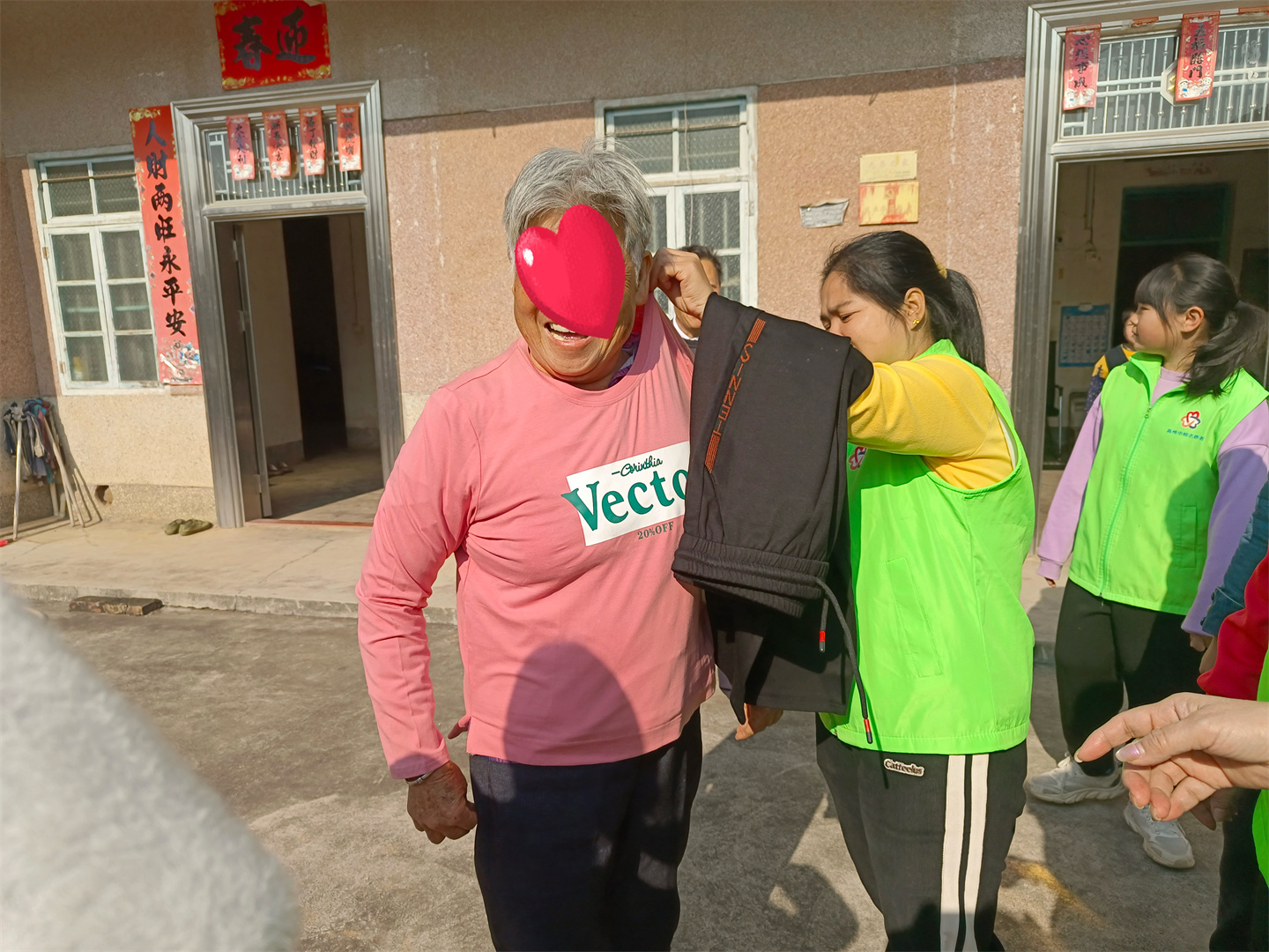 高州市巾帼志愿者协会宣传部开展“寒冬走访送温暖，新春慰问暖人心”春节前慰问困难学生家庭的志愿者服务活动-13.jpg