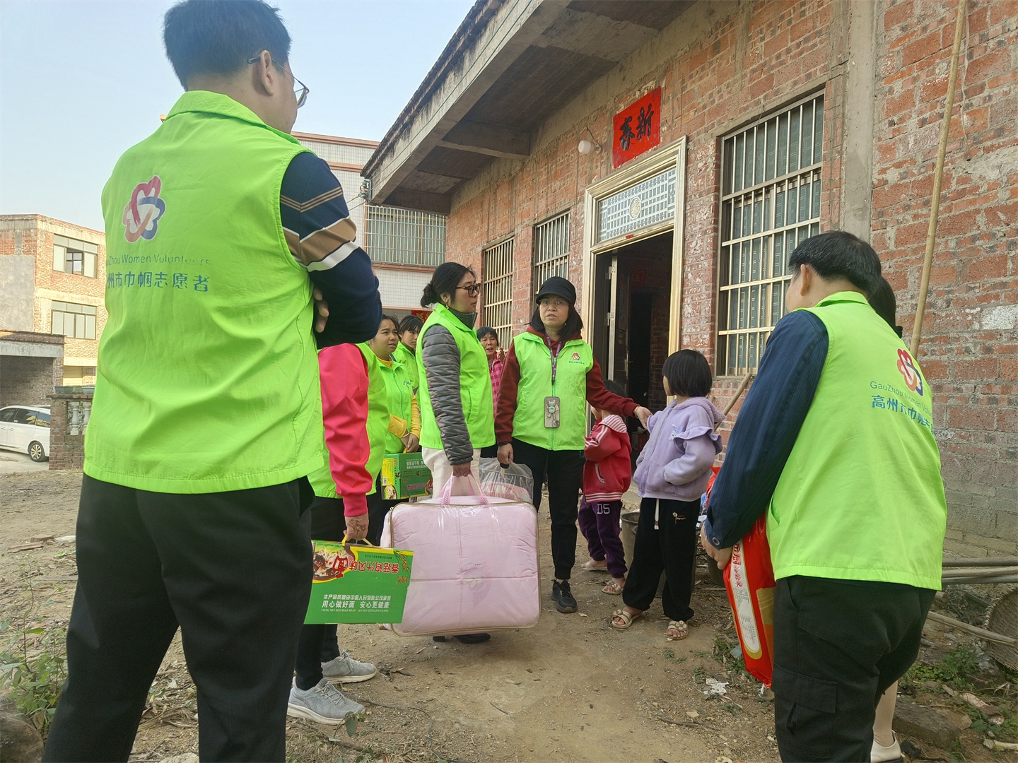高州市巾帼志愿者协会宣传部开展“寒冬走访送温暖，新春慰问暖人心”春节前慰问困难学生家庭的志愿者服务活动-9.jpg
