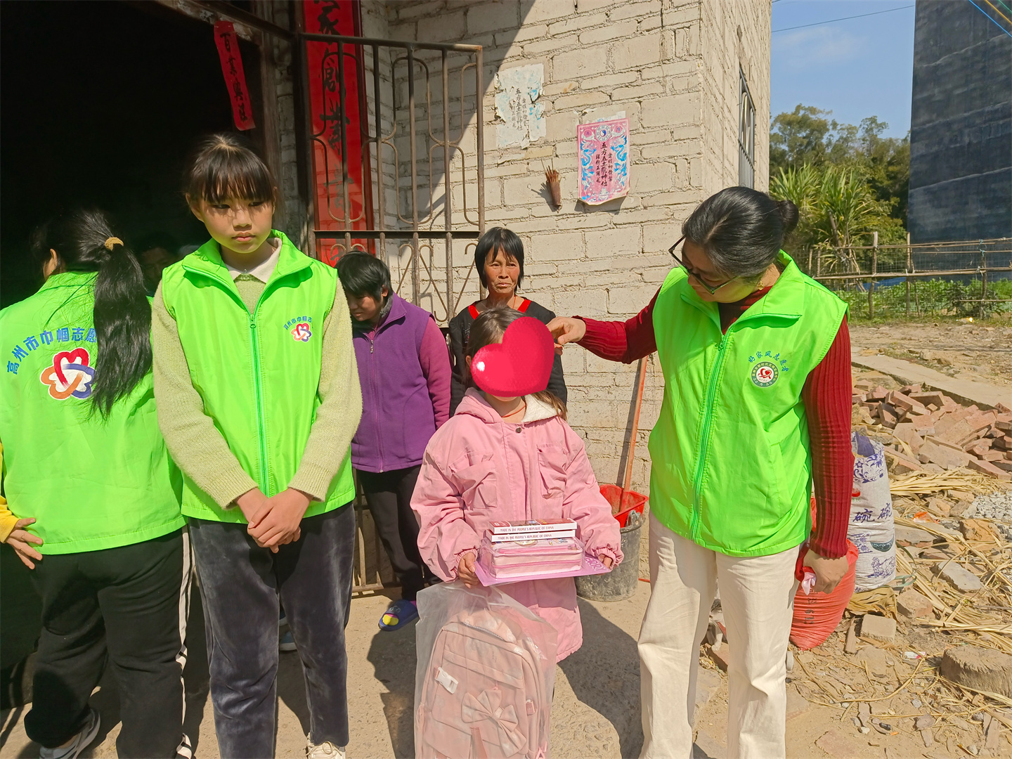 高州市巾帼志愿者协会宣传部开展“寒冬走访送温暖，新春慰问暖人心”春节前慰问困难学生家庭的志愿者服务活动-17.jpg