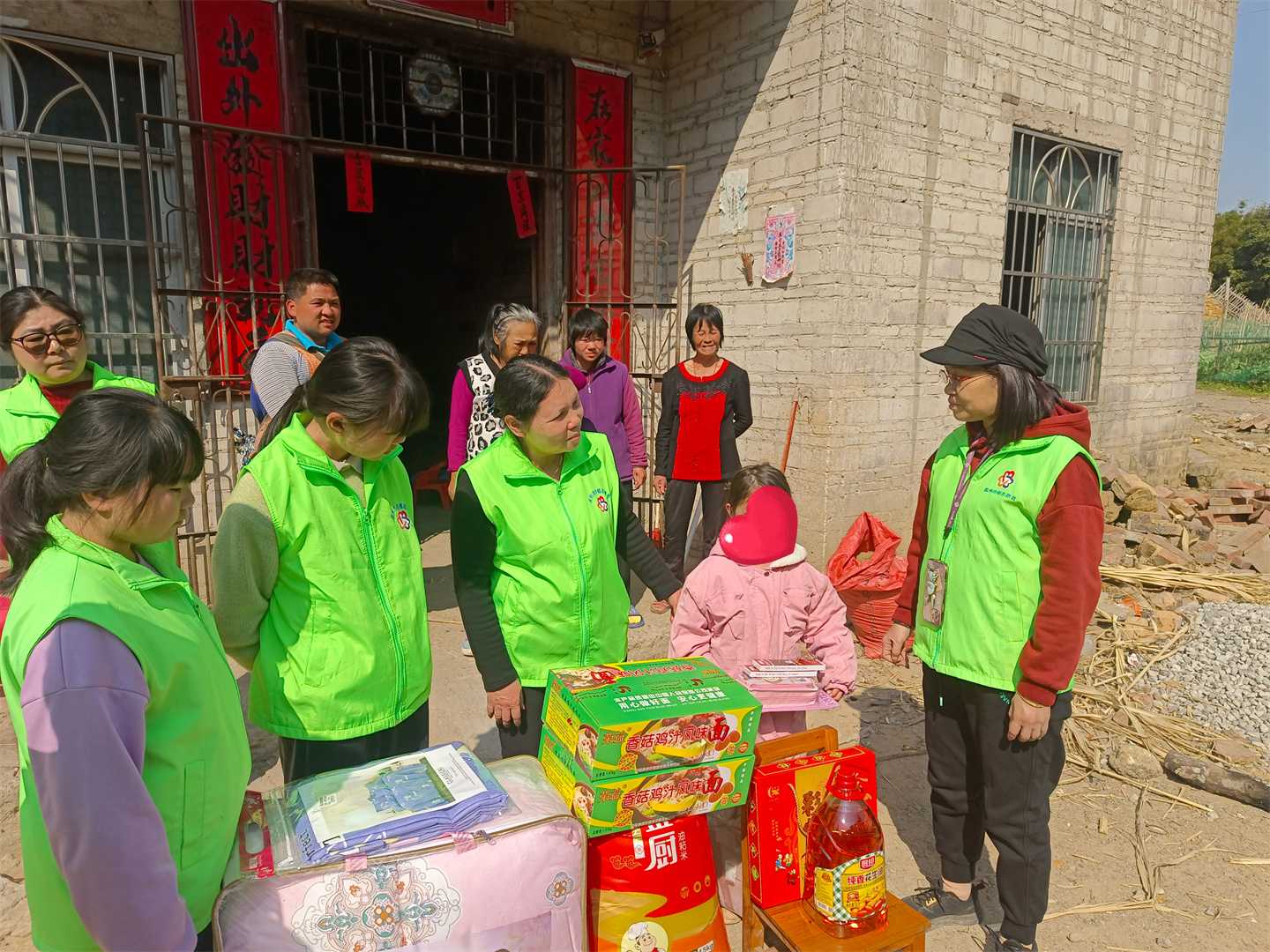 高州市巾帼志愿者协会宣传部开展“寒冬走访送温暖，新春慰问暖人心”春节前慰问困难学生家庭的志愿者服务活动-18.jpg