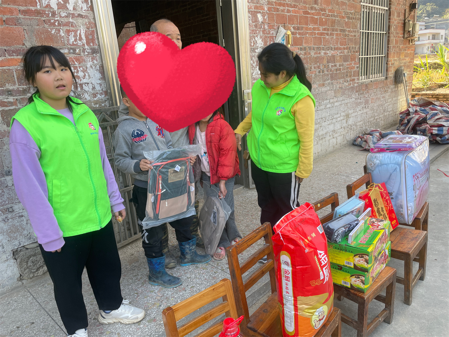 高州市巾帼志愿者协会宣传部开展“寒冬走访送温暖，新春慰问暖人心”春节前慰问困难学生家庭的志愿者服务活动-22.jpg