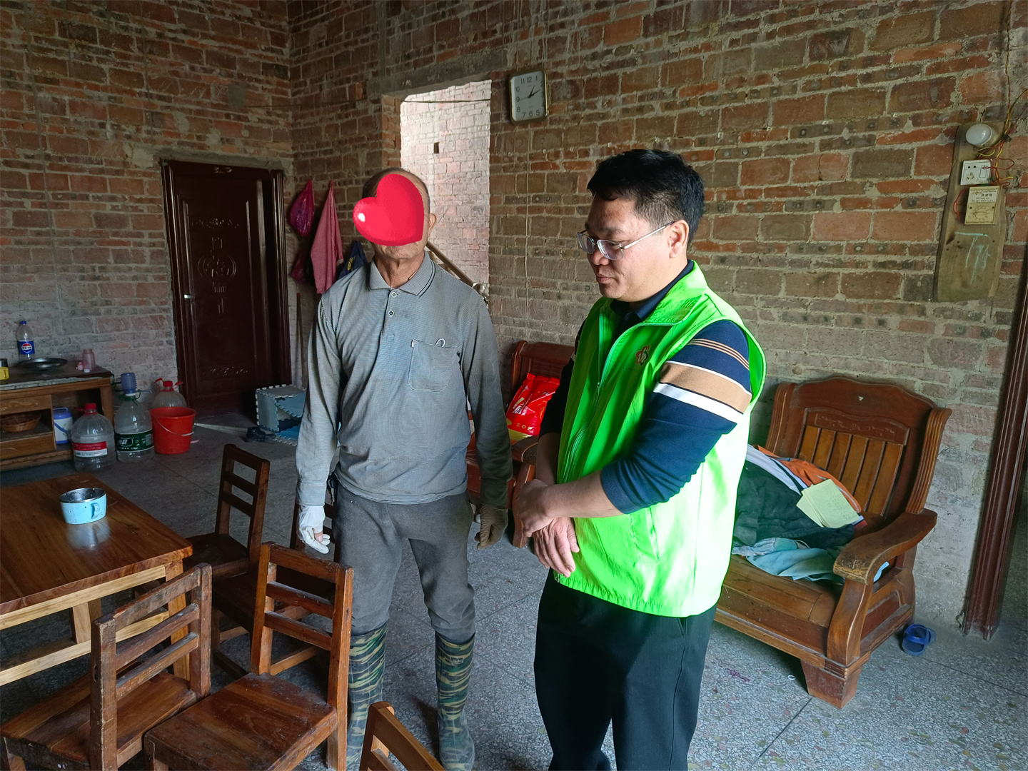 高州市巾帼志愿者协会宣传部开展“寒冬走访送温暖，新春慰问暖人心”春节前慰问困难学生家庭的志愿者服务活动-14.jpg