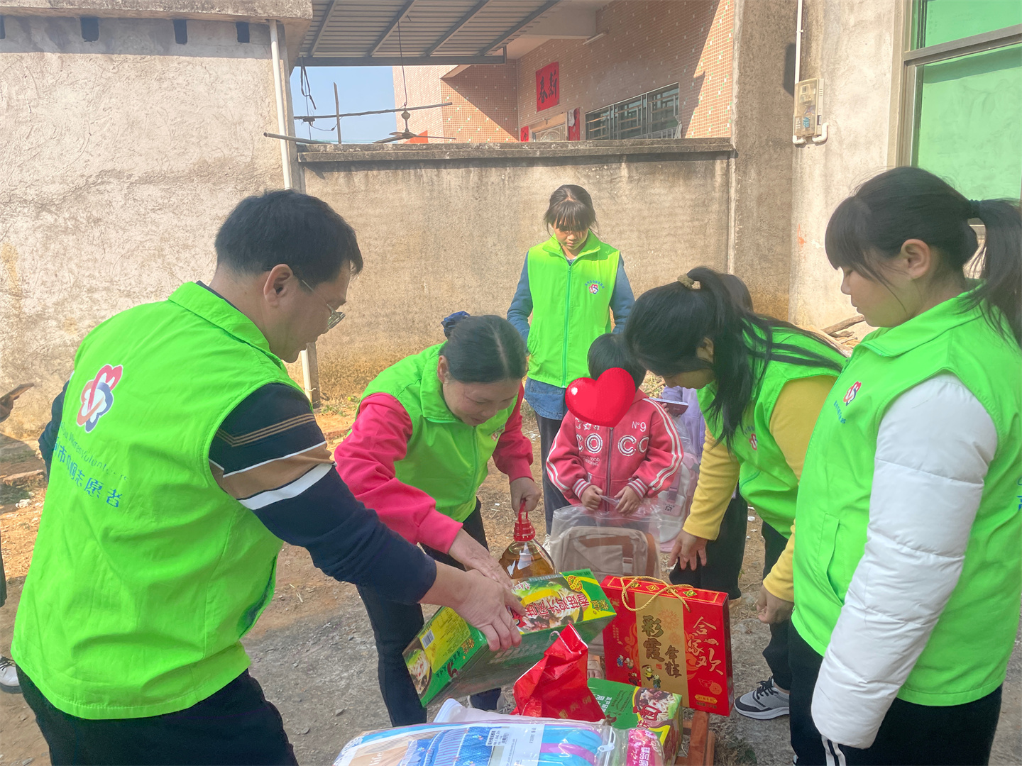 高州市巾帼志愿者协会宣传部开展“寒冬走访送温暖，新春慰问暖人心”春节前慰问困难学生家庭的志愿者服务活动-19.jpg