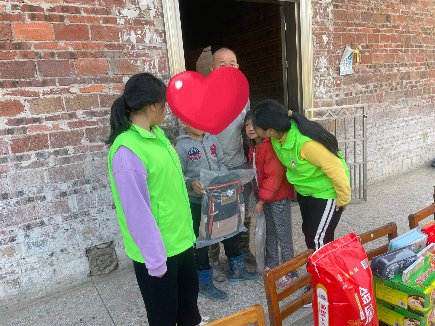 高州市巾帼志愿者协会宣传部开展“寒冬走访送温暖，新春慰问暖人心”春节前慰问困难学生家庭的志愿者服务活动-21.jpg