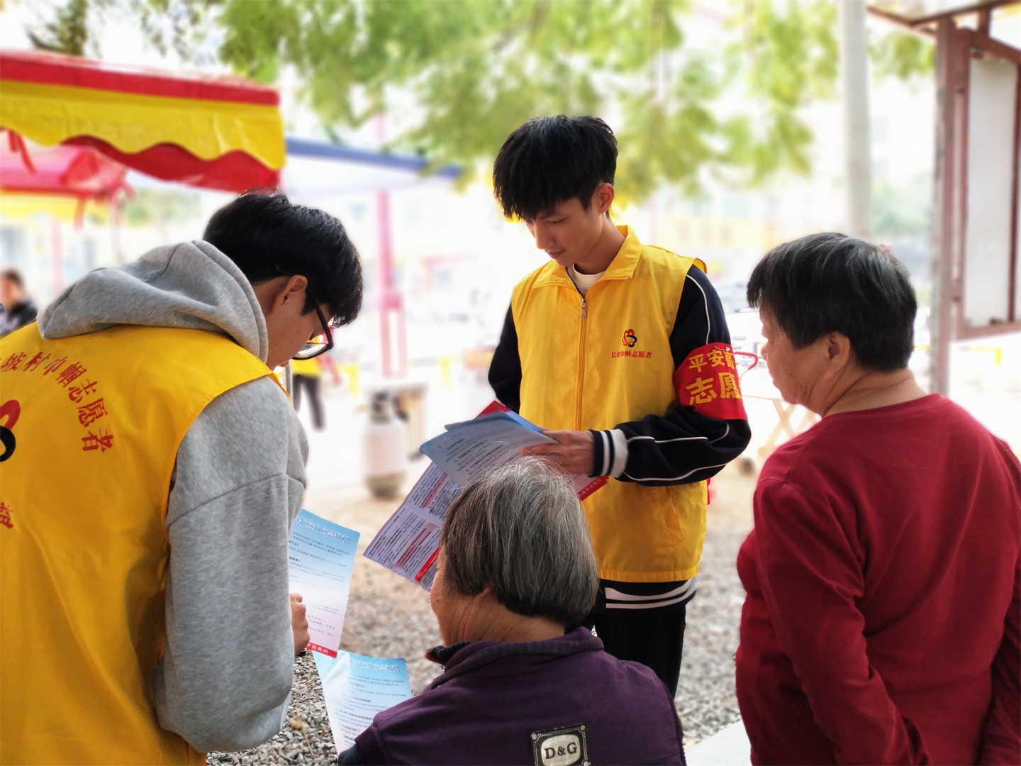 长坡村巾帼志愿服务队协助长坡镇政府开展环境清洁暨平安建设宣传活动-1.jpg