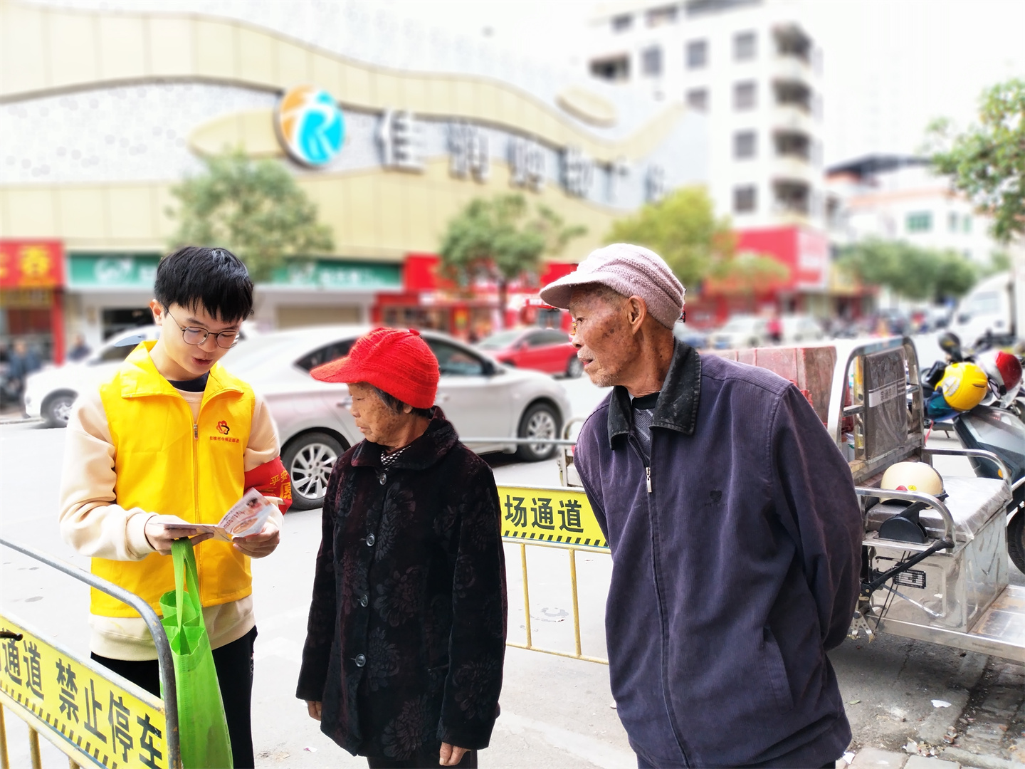 长坡村巾帼志愿服务队协助长坡镇政府开展环境清洁暨平安建设宣传活动-5.jpg