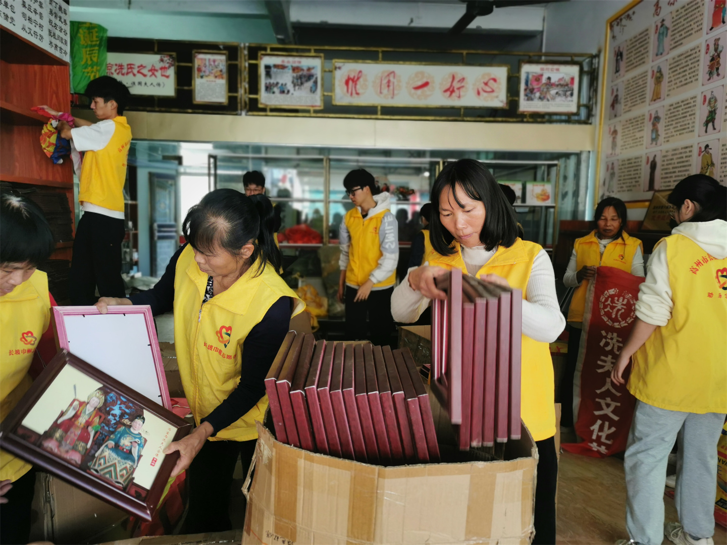 长坡村巾帼志愿服务队协助长坡镇政府开展环境清洁暨平安建设宣传活动-9.jpg