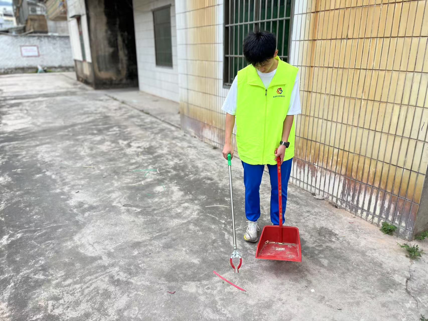 喜鹊桥志愿服务总队开展人居环境整治活动，助力“百千万工程”-3.jpg