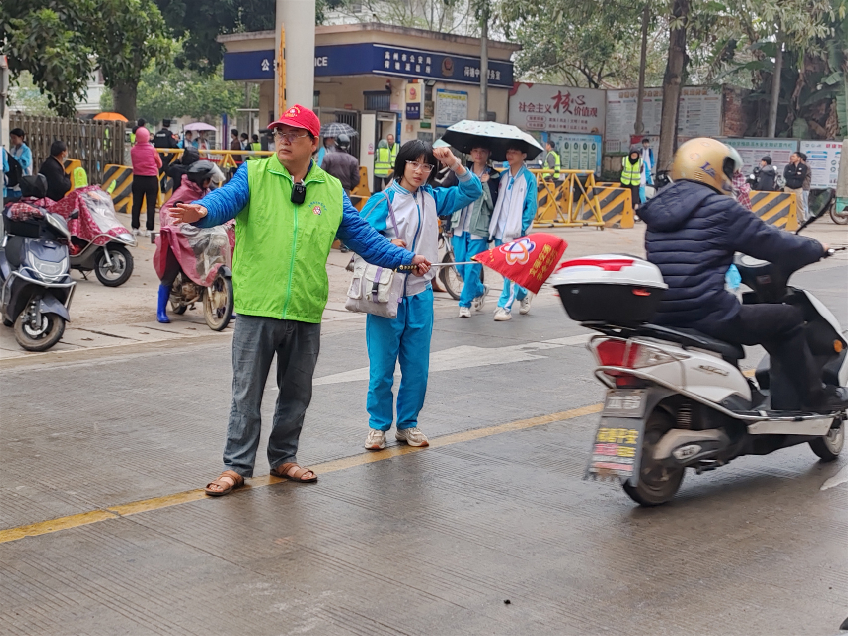 荷塘镇巾帼志愿队：“护苗行动” 守护学生平安路-6.jpg