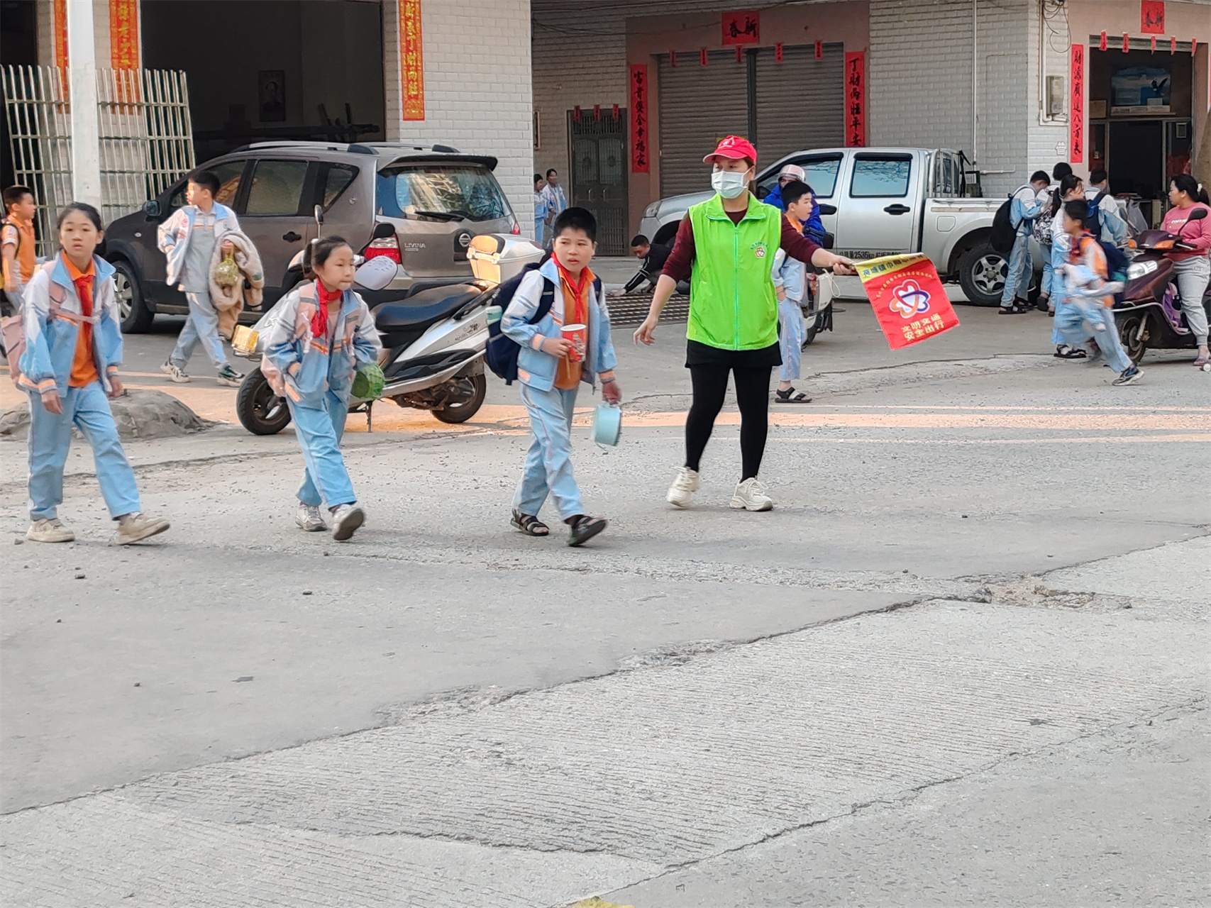 荷塘镇巾帼志愿队：“护苗行动” 守护学生平安路-4.jpg