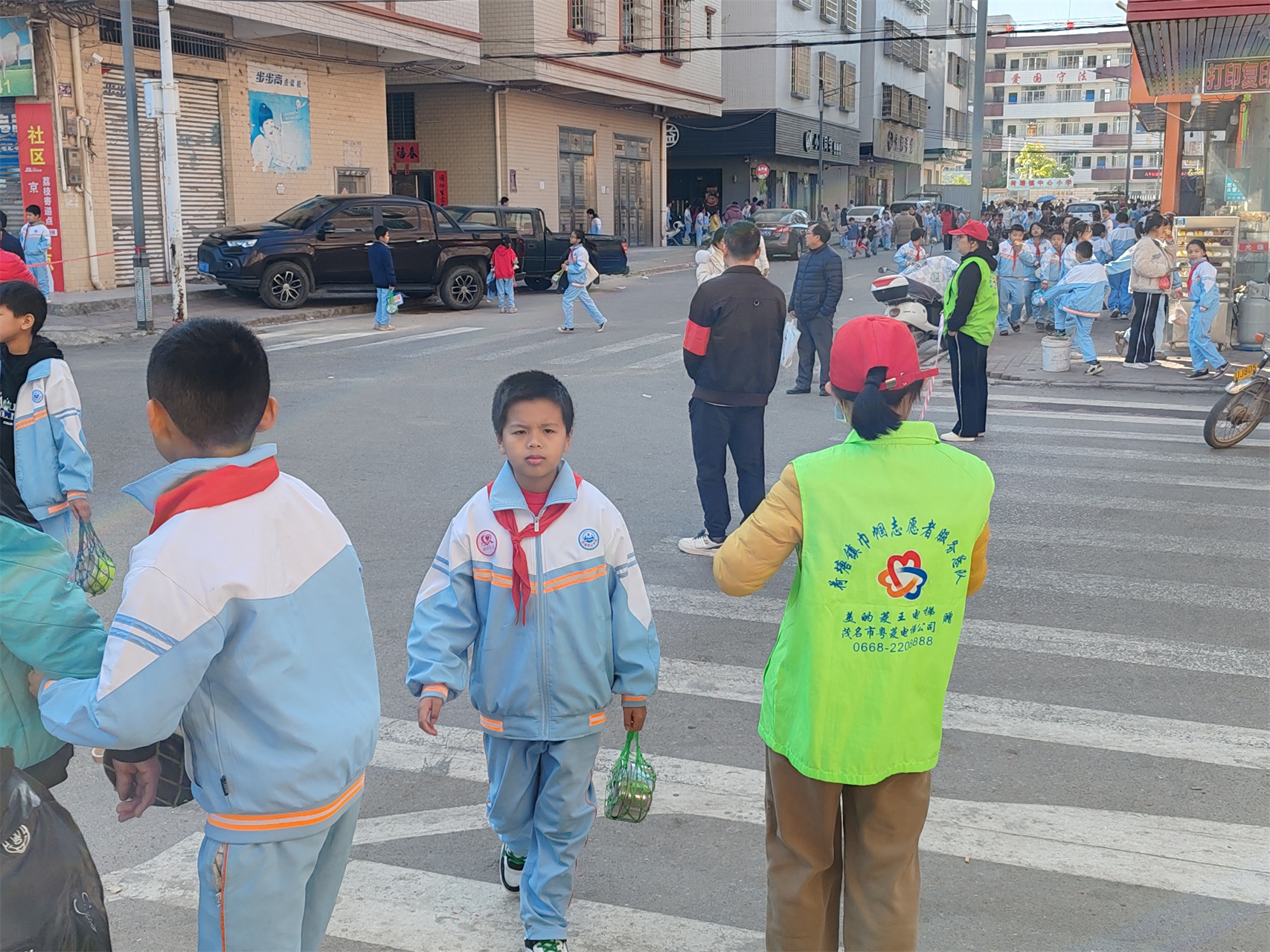 荷塘镇巾帼志愿队：“护苗行动” 守护学生平安路-3.jpg