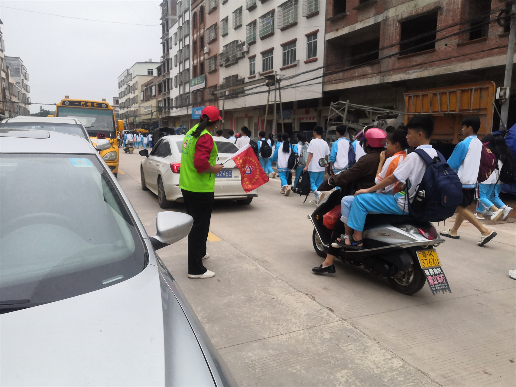荷塘镇巾帼志愿队：“护苗行动” 守护学生平安路-5.jpg
