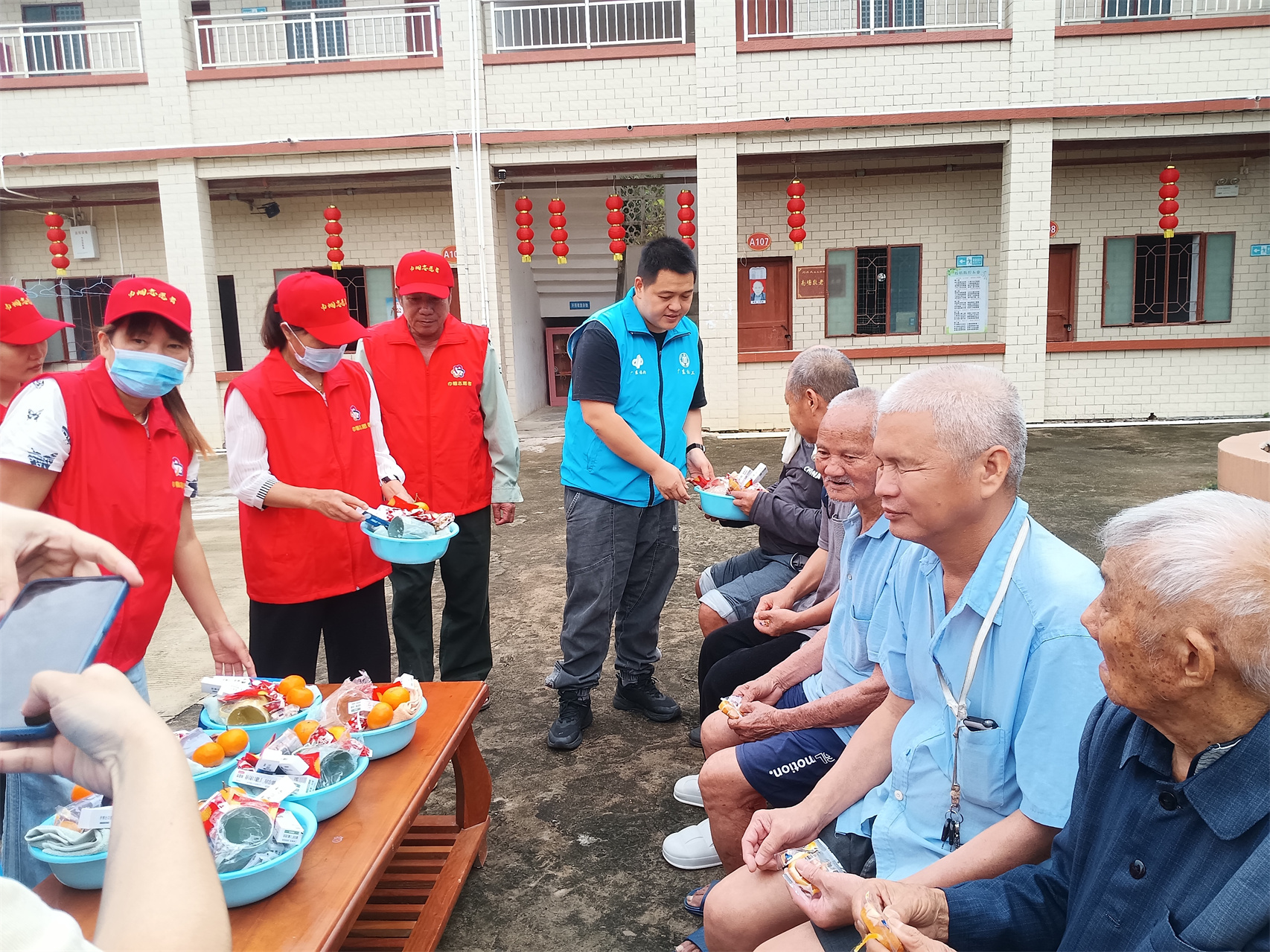 南塘镇巾帼志愿服务总队开展敬老院慰问活动-2.jpg