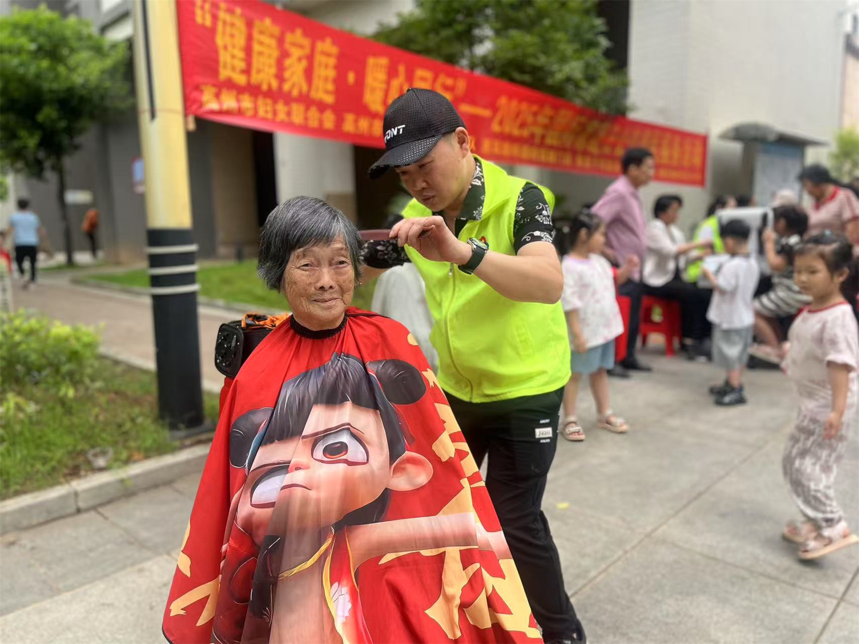 “健康家庭·暖心同行”——高州市巾帼志愿者协会2025年国际家庭日公益便民活动-4.jpg